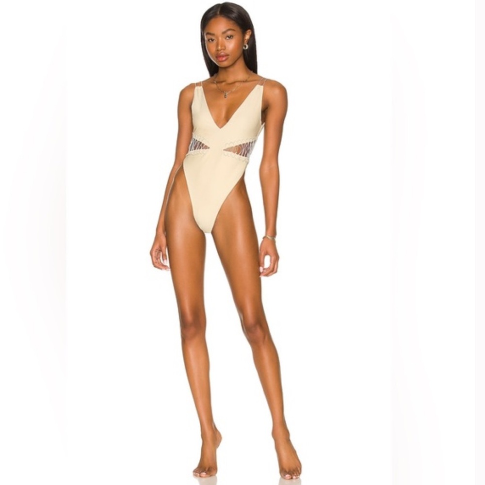 NWT Camila Coelho Caprice One Piece in Light Beige Size Medium - Picture 4 of 8